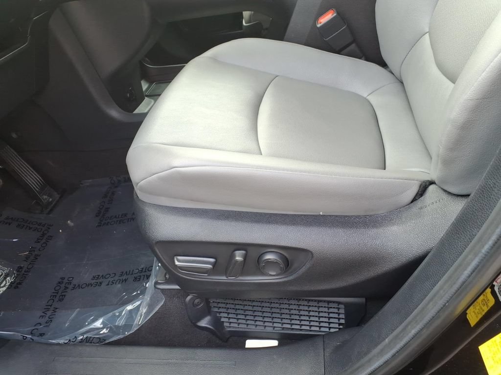 Used 2025 Toyota Sienna XLE FWD image 19