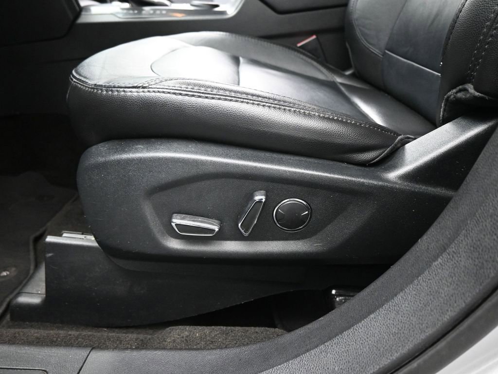 Certified 2018 Ford Explorer XLT w/ Equipment Group 202A image 10