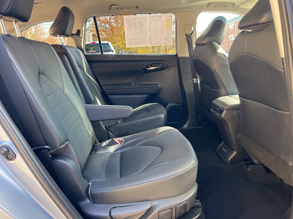 Used 2021 Toyota Highlander XLE image 23