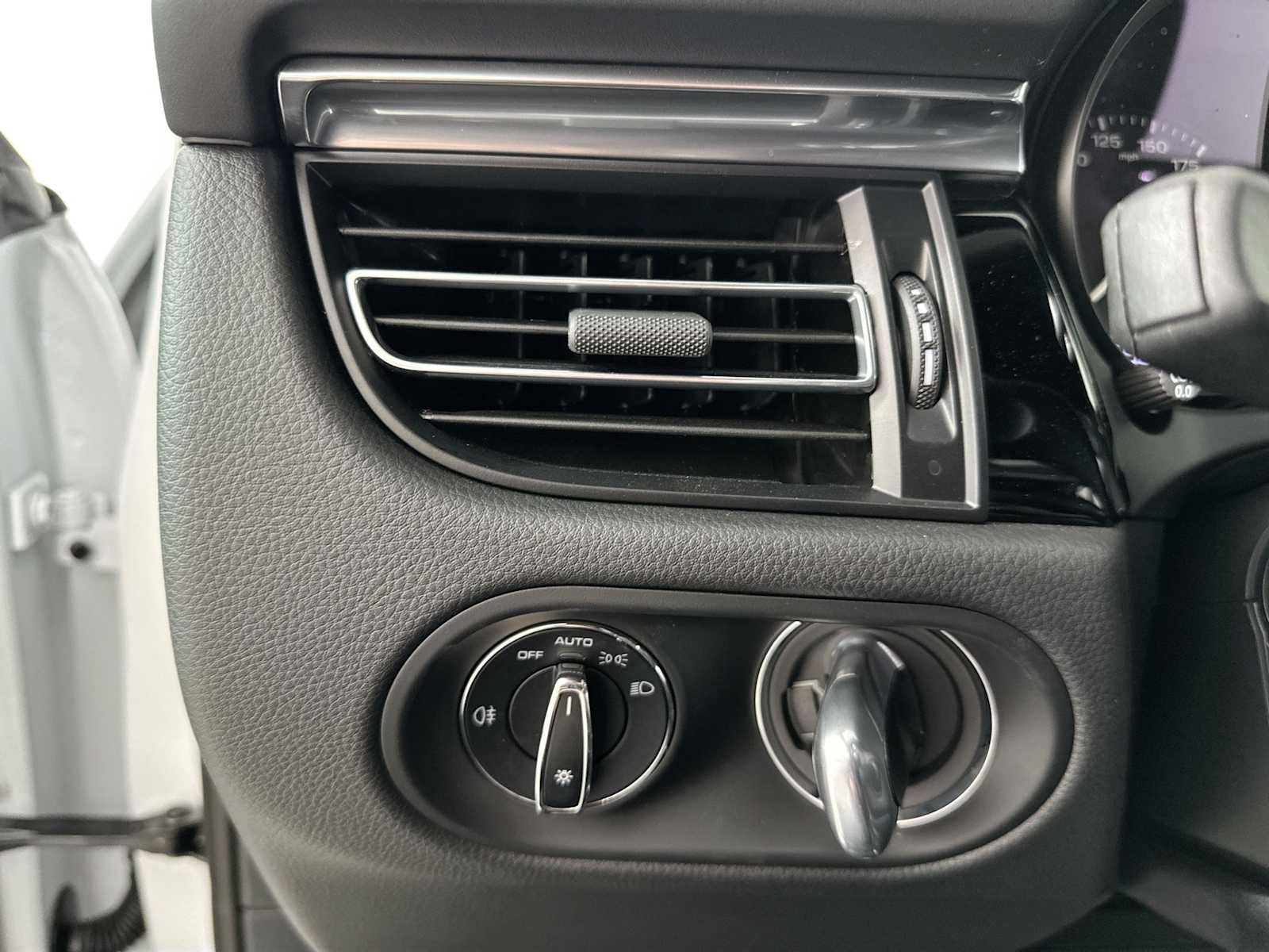 Certified 2025 Porsche Macan image 13