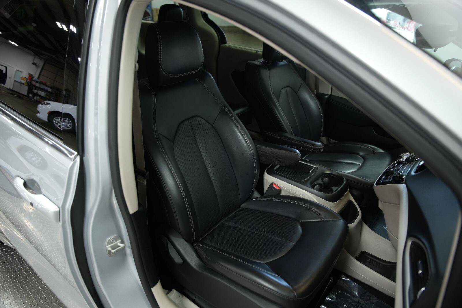 Used 2023 Chrysler Pacifica Touring-L FWD image 19