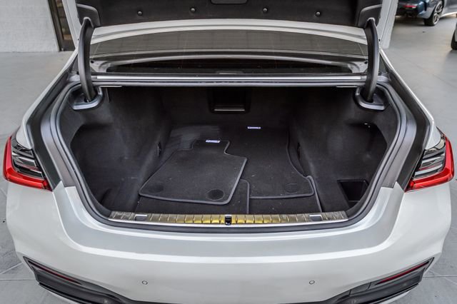 Used 2020 BMW 740i w/ M Sport Package image 11