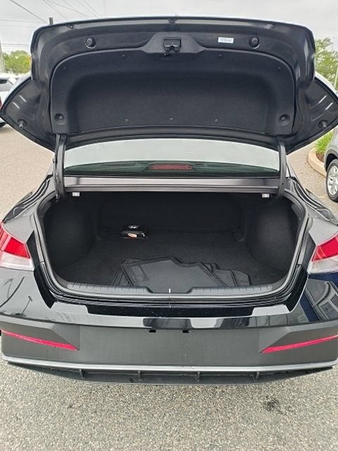 Certified 2026 Hyundai Elantra SE FWD image 9