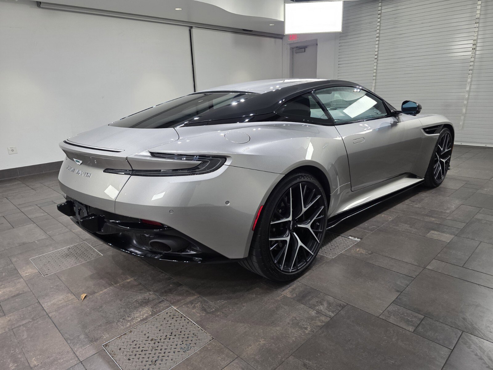 Used 2024 Aston Martin DB12 Coupe RWD image 25