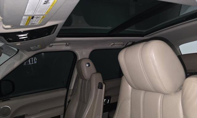 Used 2017 Land Rover Range Rover HSE image 16