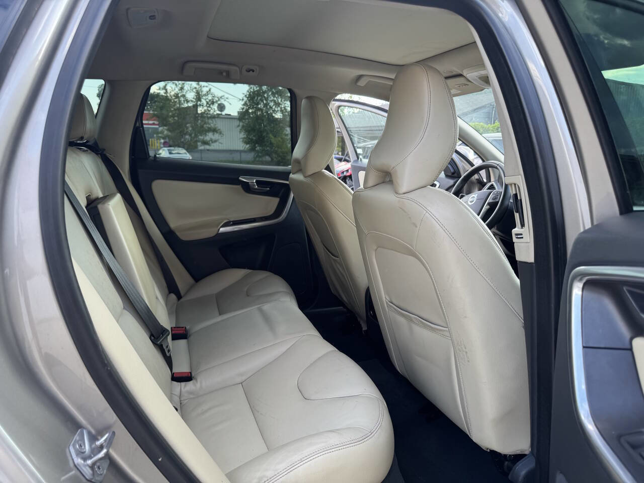 Used 2016 Volvo XC60 T6 w/ Proximity Package image 32
