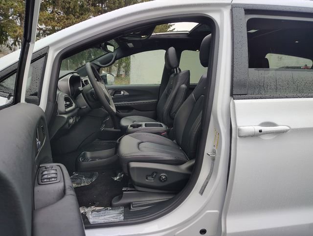 New 2026 Chrysler Pacifica Select image 2