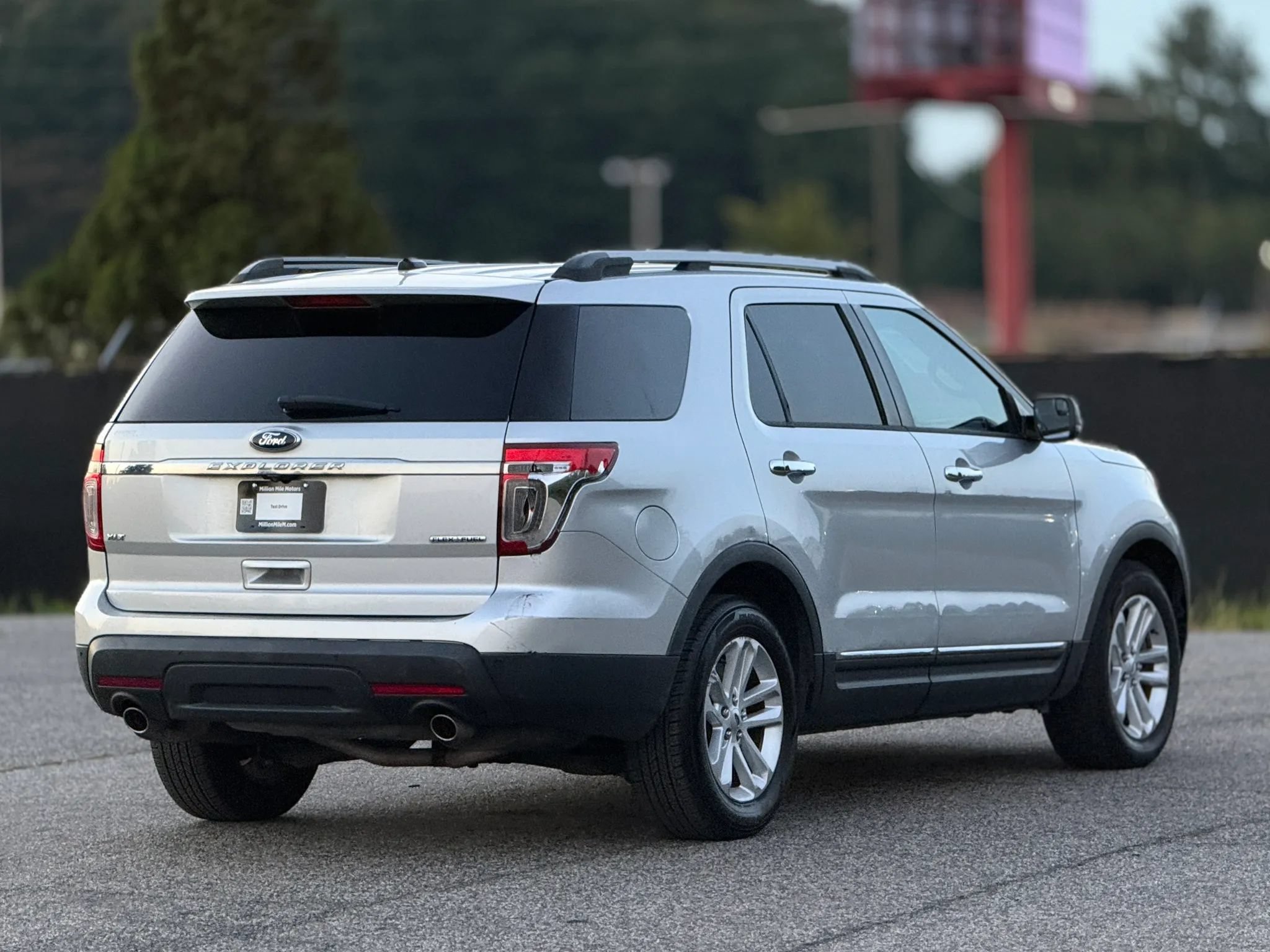 Used 2015 Ford Explorer XLT w/ Equipment Group 202A FWD image 9