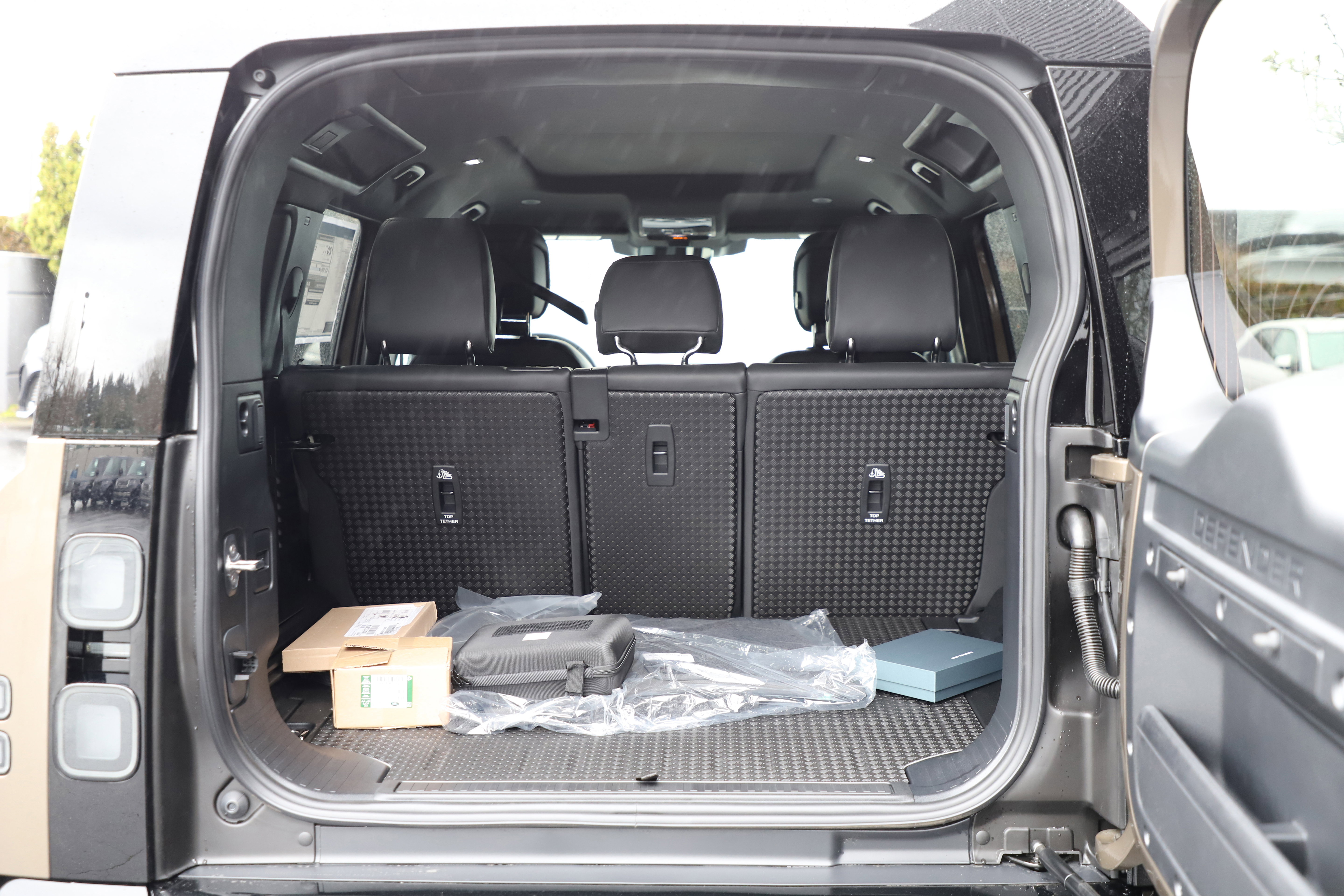 New 2026 Land Rover Defender 110 X-Dynamic SE image 16