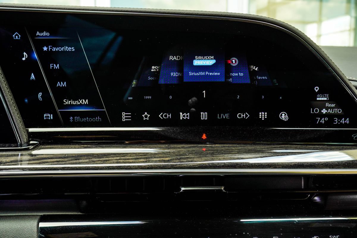 Used 2022 Cadillac Escalade Premium Luxury image 25