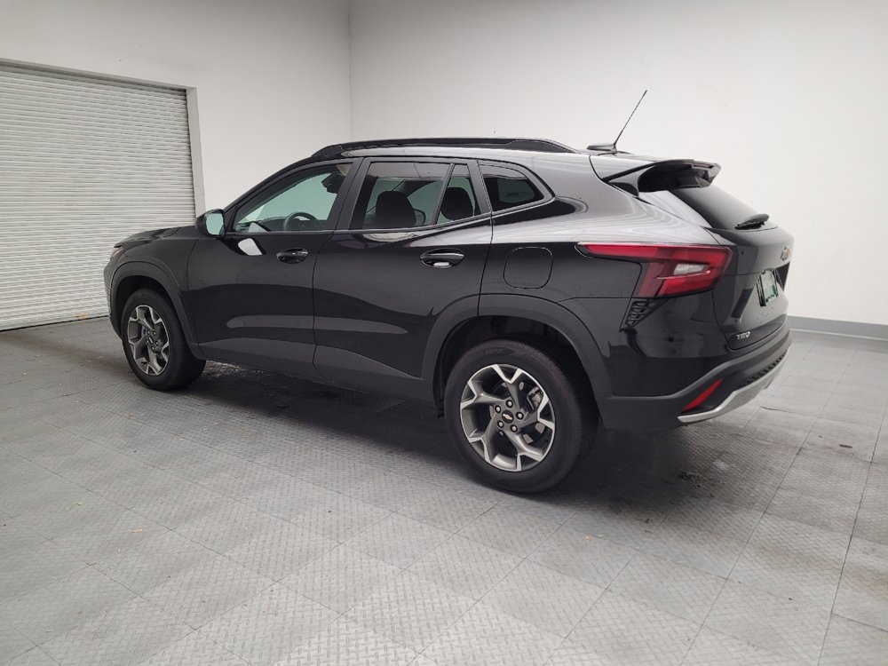 Used 2025 Chevrolet Trax LT w/ LT Convenience Package image 3