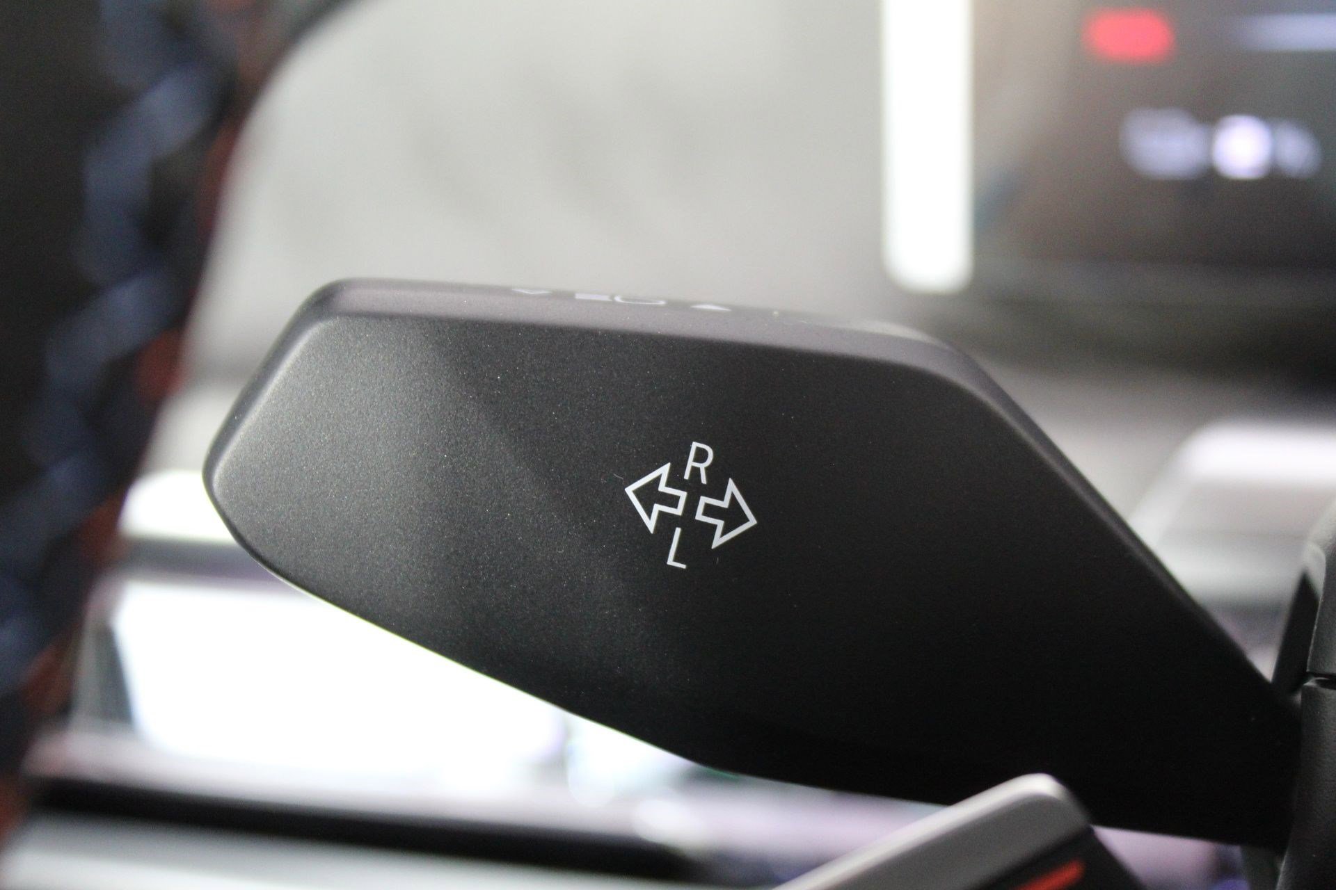 Used 2026 BMW i7 M70 w/ Premium Package image 32