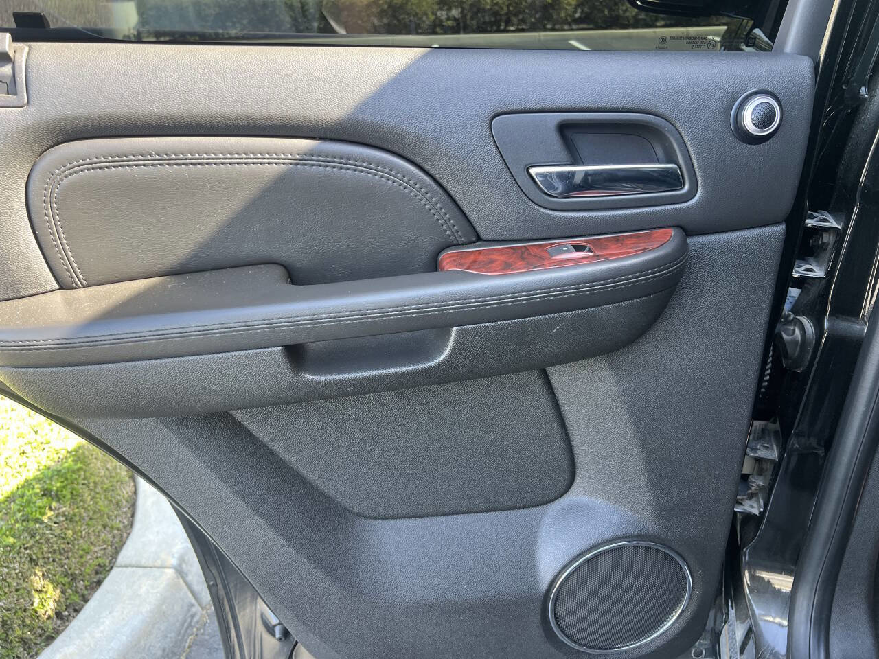 Used 2010 Cadillac Escalade Premium image 18