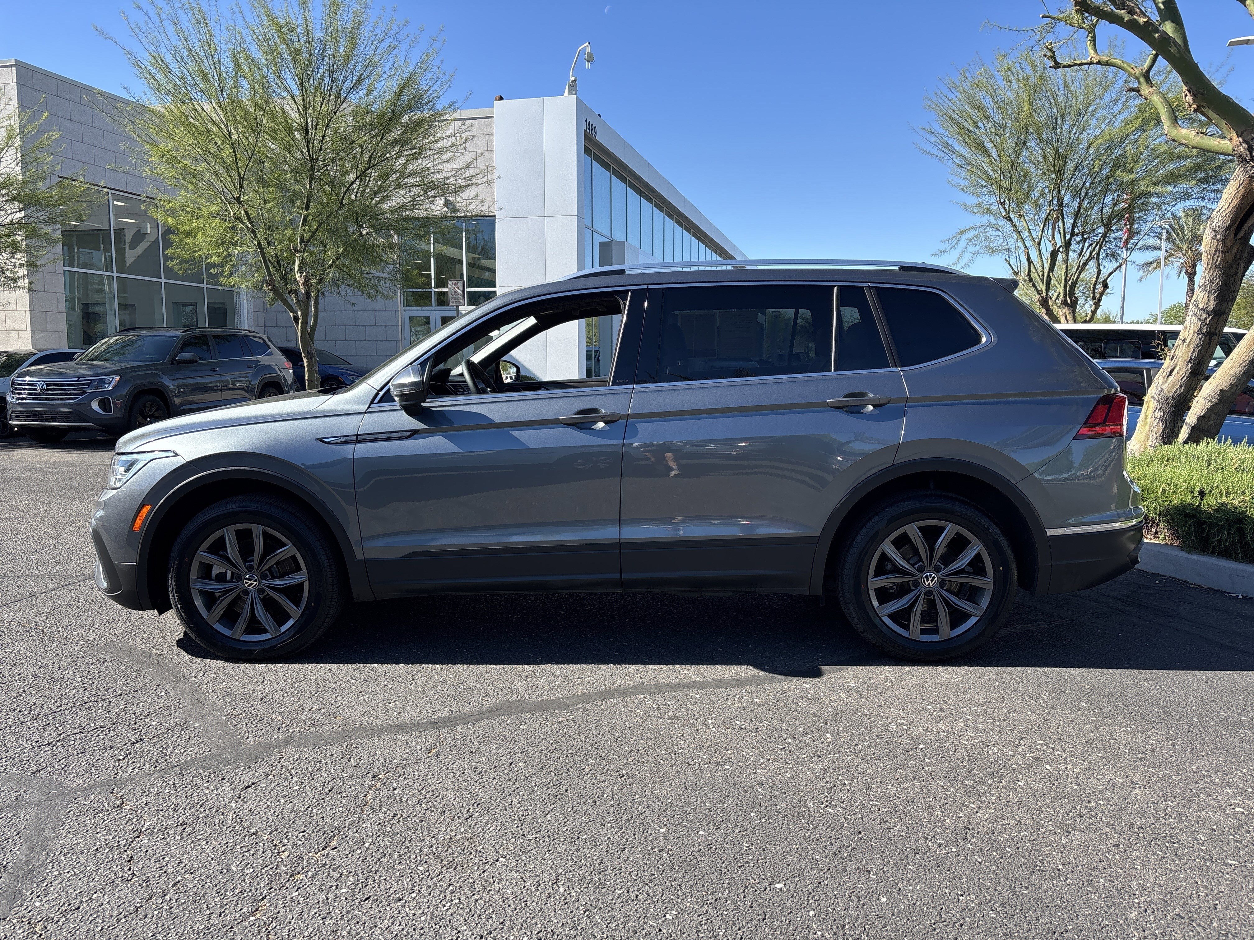 Used 2022 Volkswagen Tiguan SE image 2