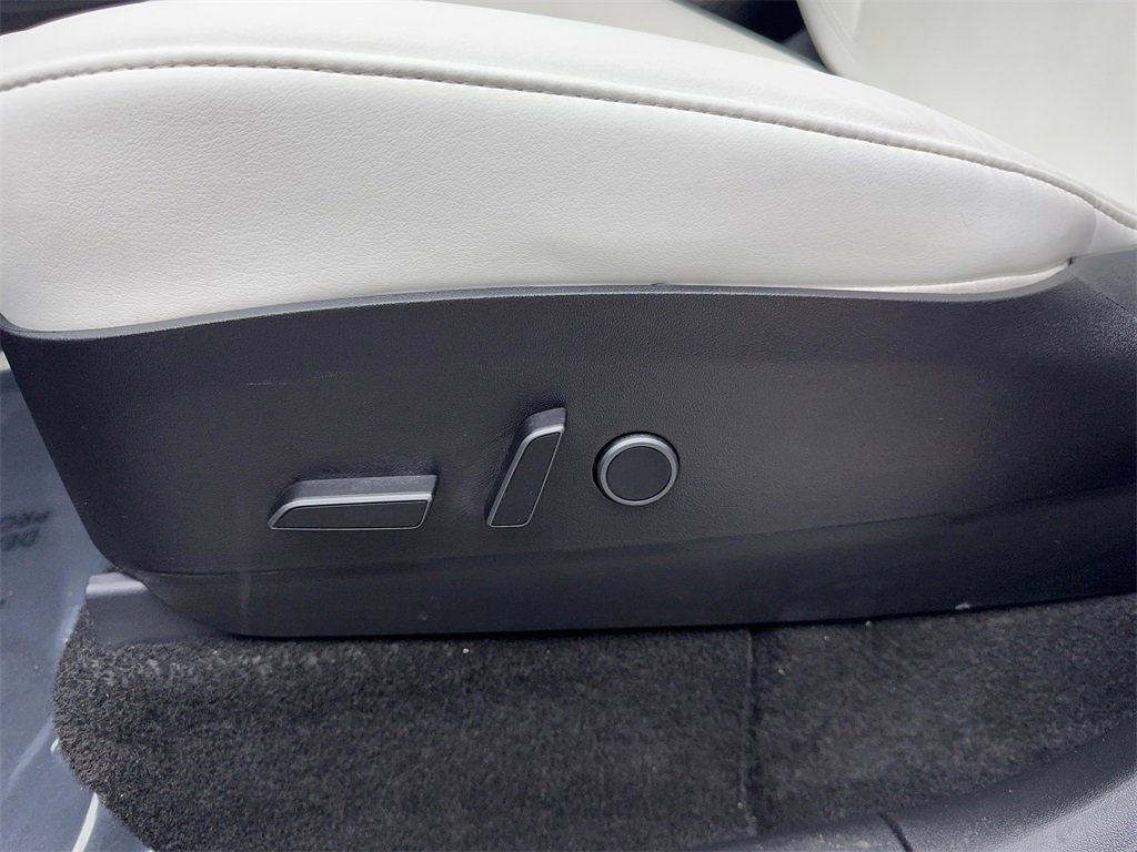 Used 2022 Tesla Model Y Long Range image 28