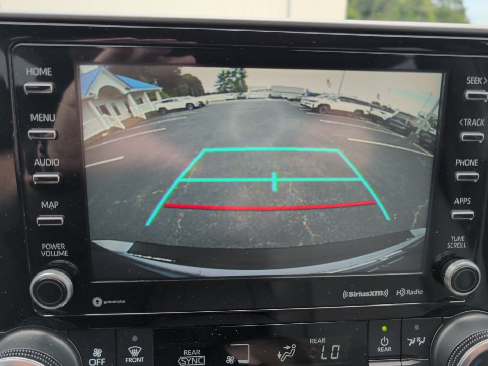 Used 2021 Toyota Highlander XLE AWD/4WD image 23
