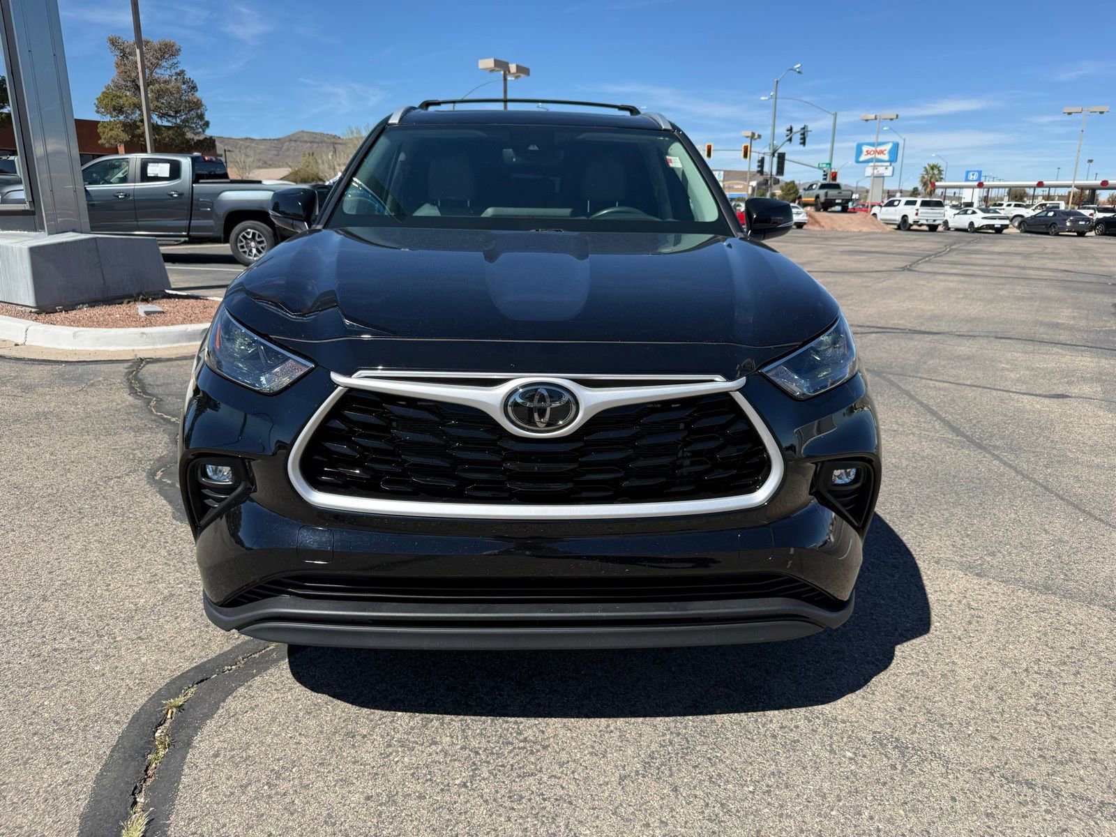 Used 2024 Toyota Highlander XLE AWD/4WD image 2