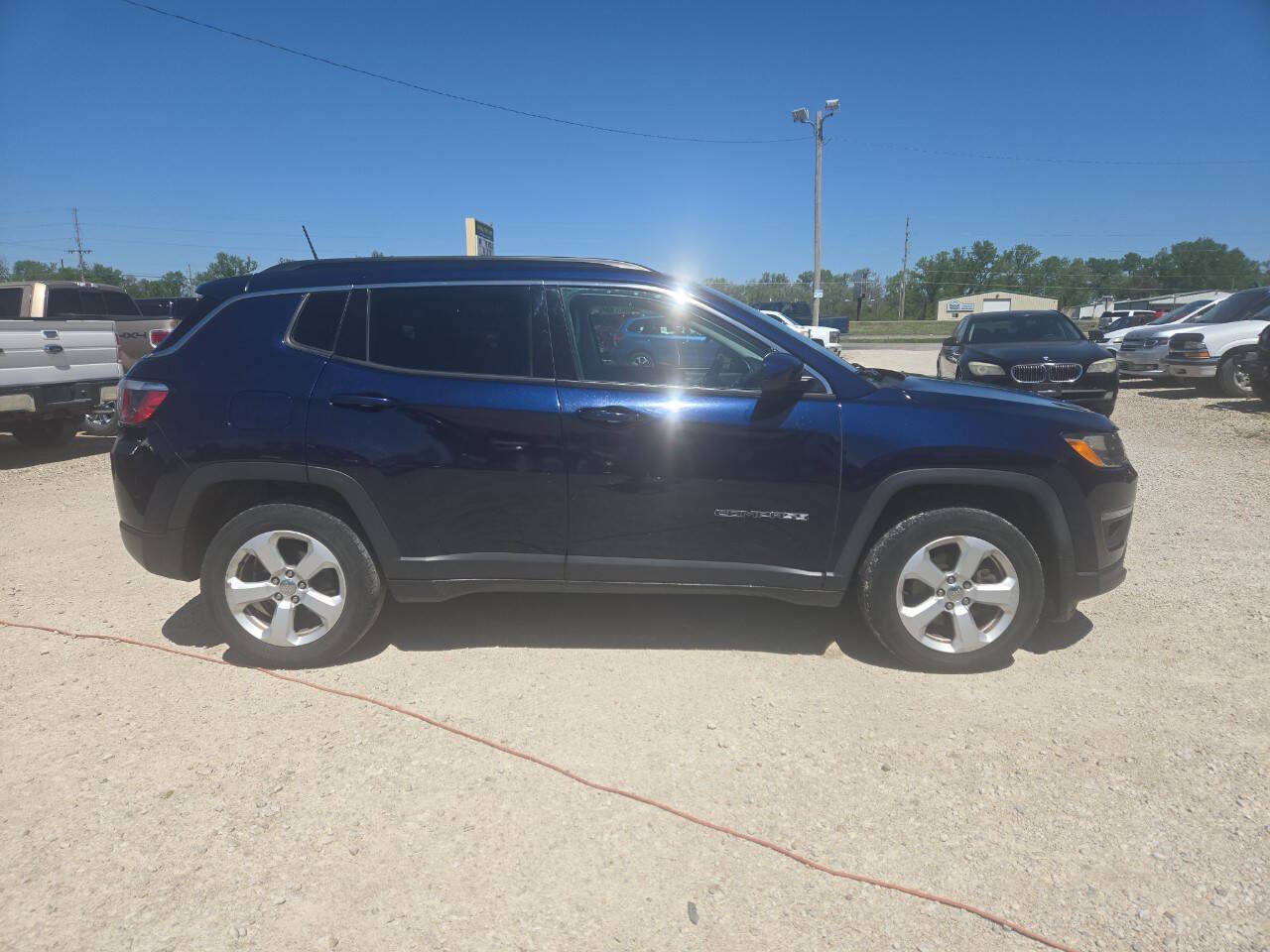 Used 2017 Jeep Compass Latitude w/ Popular Equipment Group AWD/4WD image 2