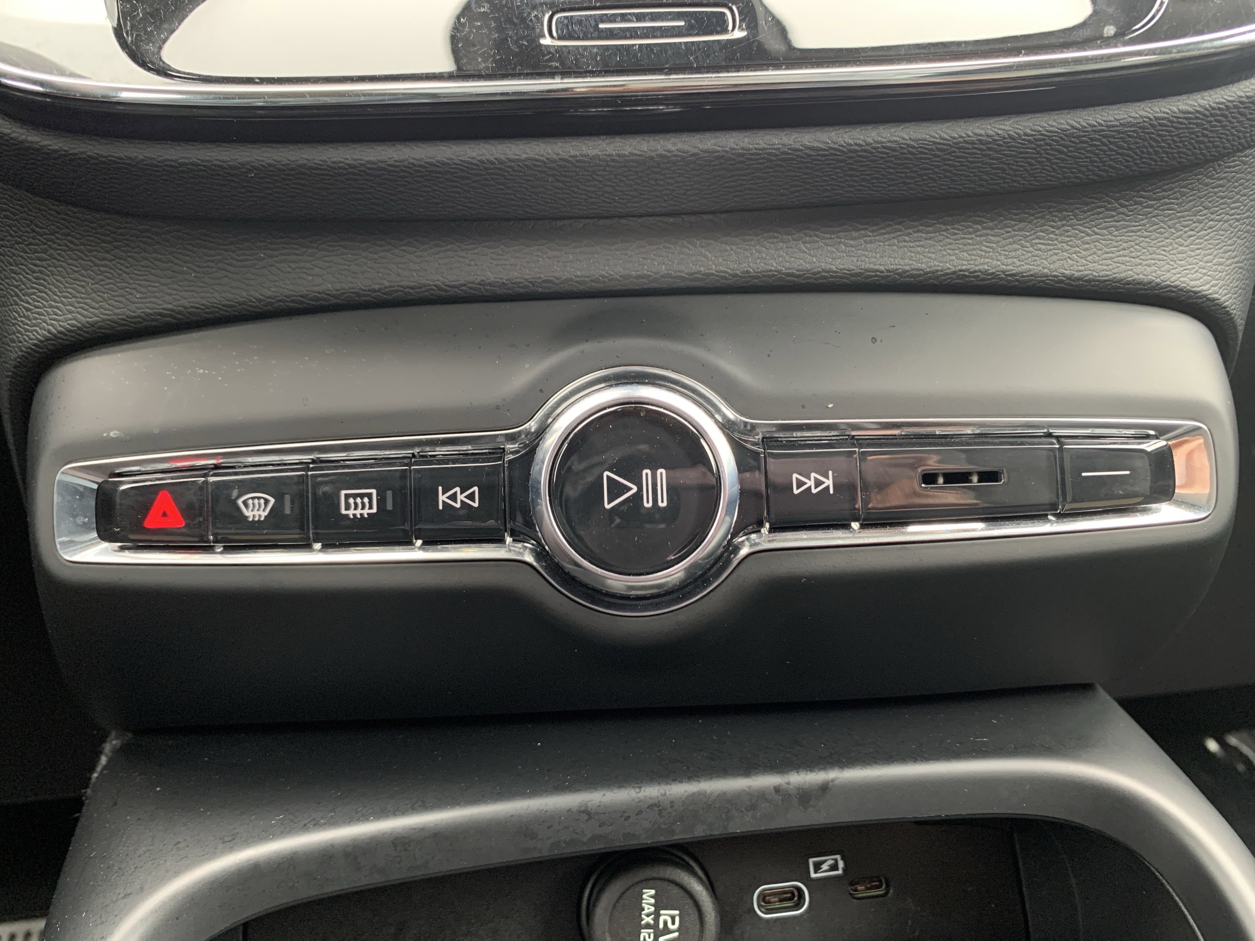 Used 2025 Volvo XC40 B5 Core image 29