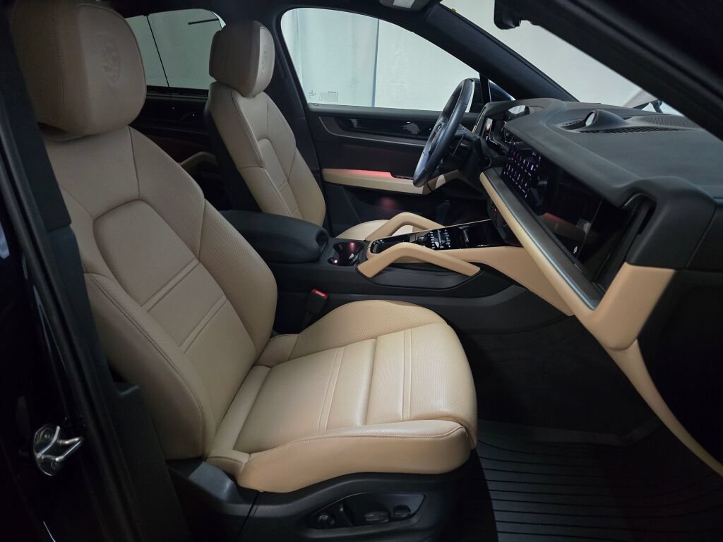 Certified 2025 Porsche Cayenne Coupe AWD/4WD image 28