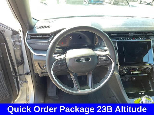 Used 2025 Jeep Grand Cherokee Altitude AWD/4WD image 13