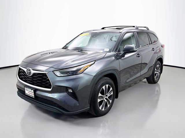 Used 2023 Toyota Highlander XLE image 3