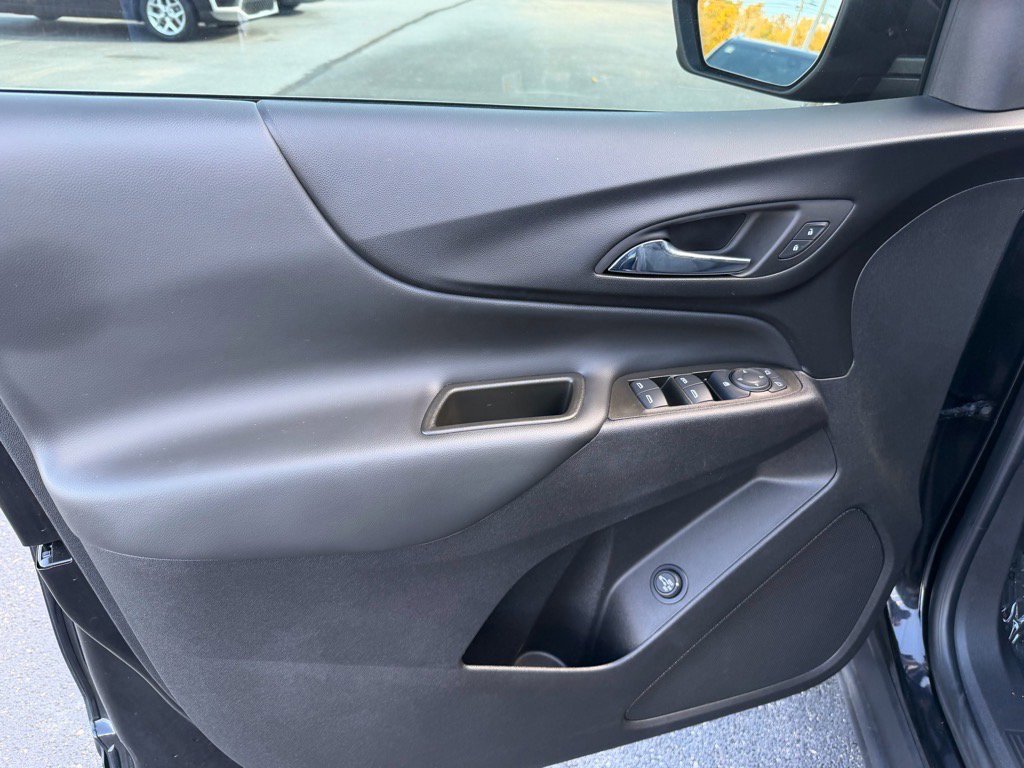 Used 2023 Chevrolet Equinox LT w/ Driver Convenience Package image 18