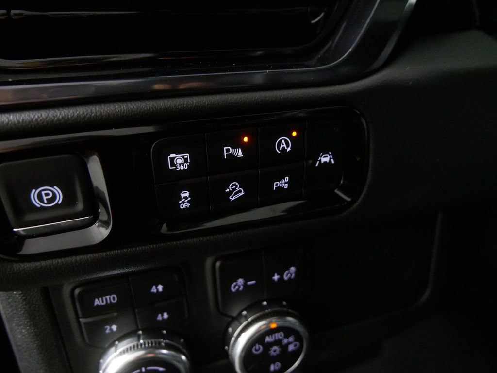 Used 2025 GMC Yukon AT4 AWD/4WD image 21