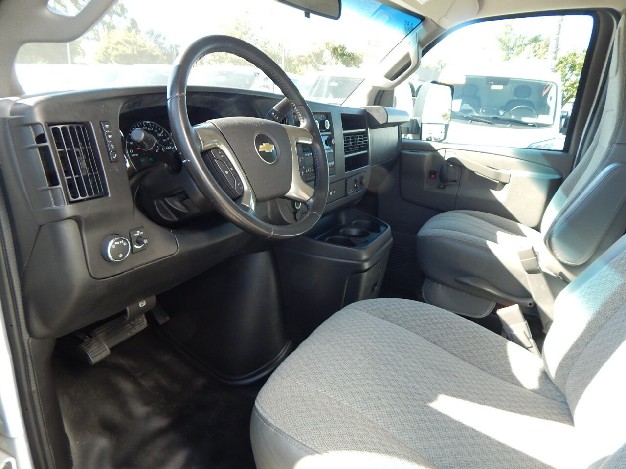 Used 2019 Chevrolet Express 4500 w/ Power Convenience Package RWD image 2