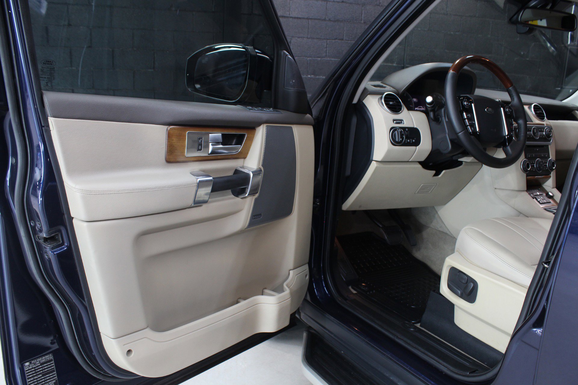 Used 2016 Land Rover LR4 HSE AWD/4WD image 32