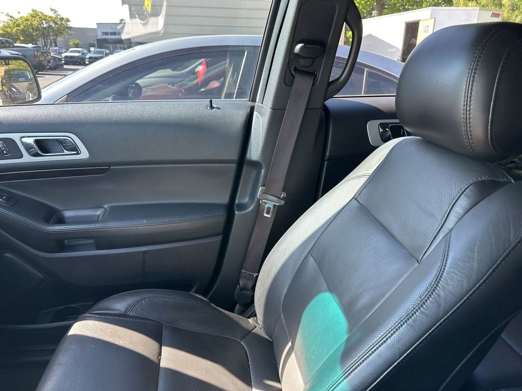 Used 2015 Ford Explorer Limited w/ Equipment Group 302A FWD image 18