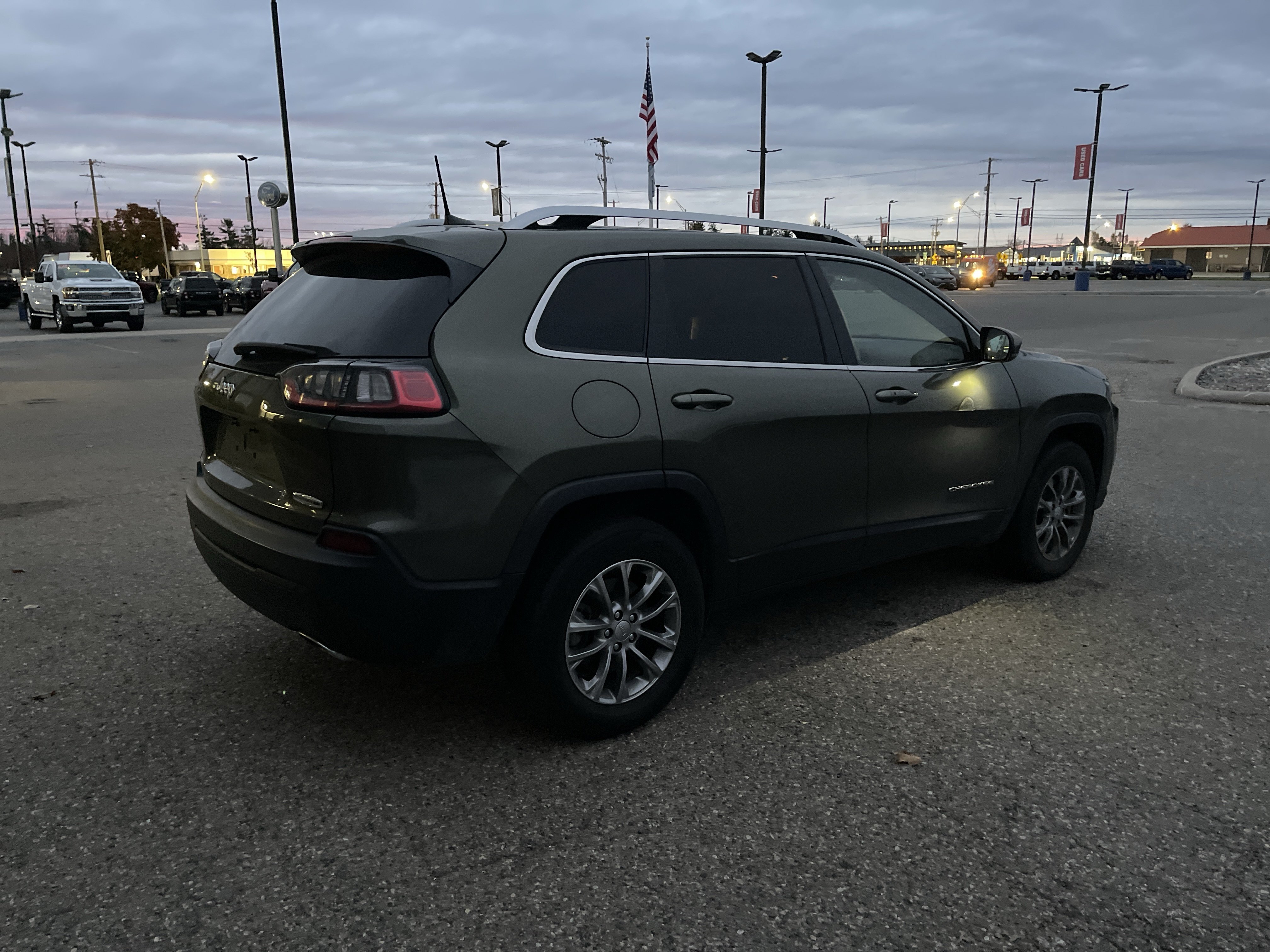 Used 2021 Jeep Cherokee Latitude Lux w/ Sun & Sound Group AWD/4WD image 4