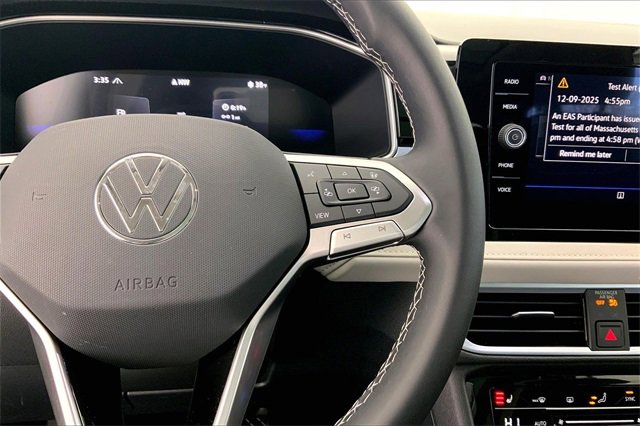Certified 2025 Volkswagen Taos SE w/ Panoramic Sunroof Package image 19