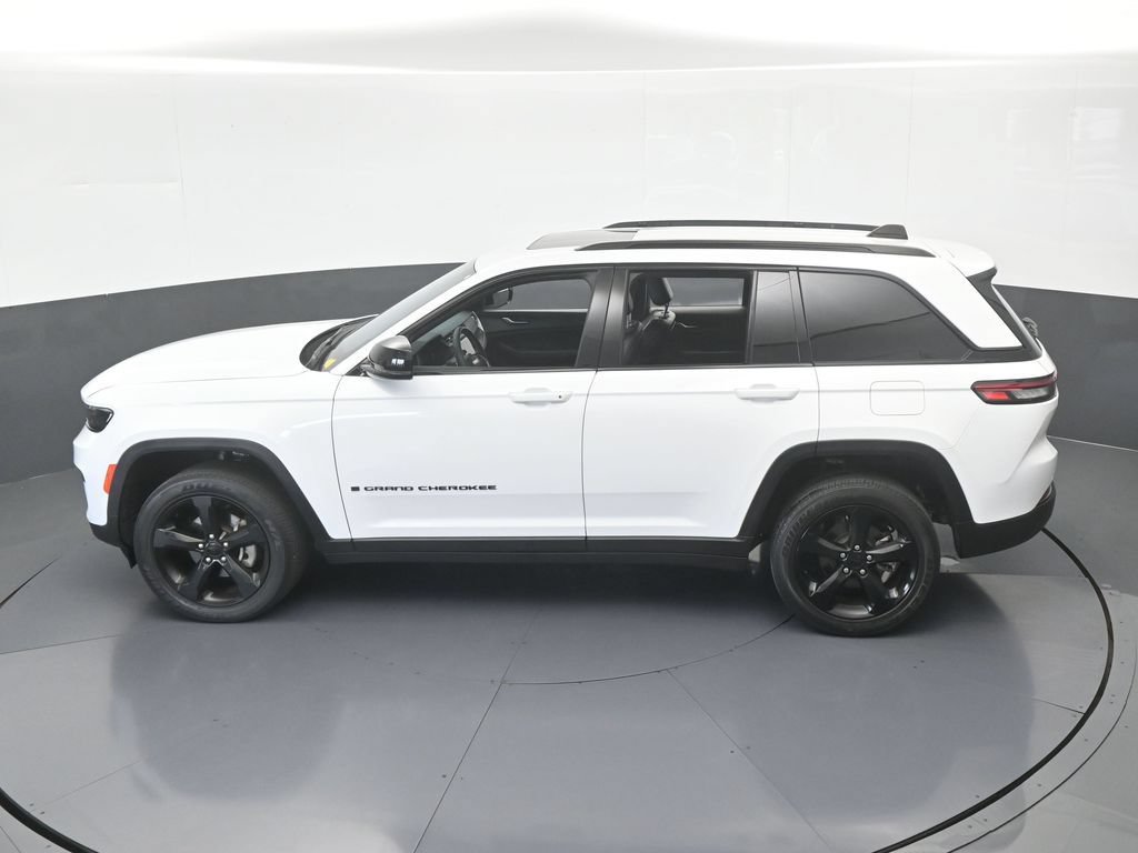Used 2024 Jeep Grand Cherokee Altitude RWD image 46