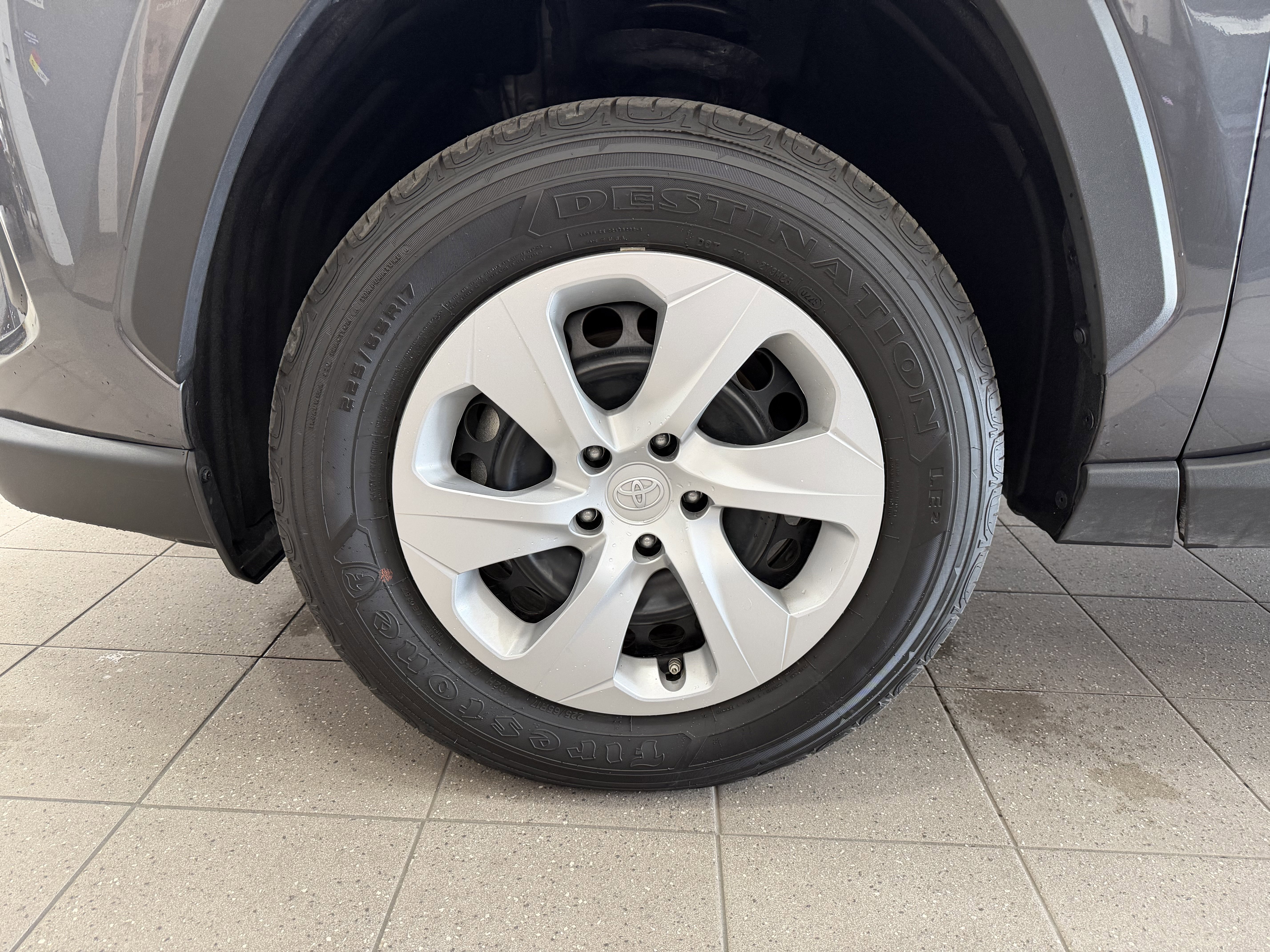 Used 2025 Toyota RAV4 LE AWD/4WD image 5