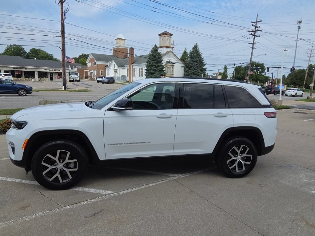 Certified 2025 Jeep Grand Cherokee Limited w/ Trailer Tow Package AWD/4WD image 9