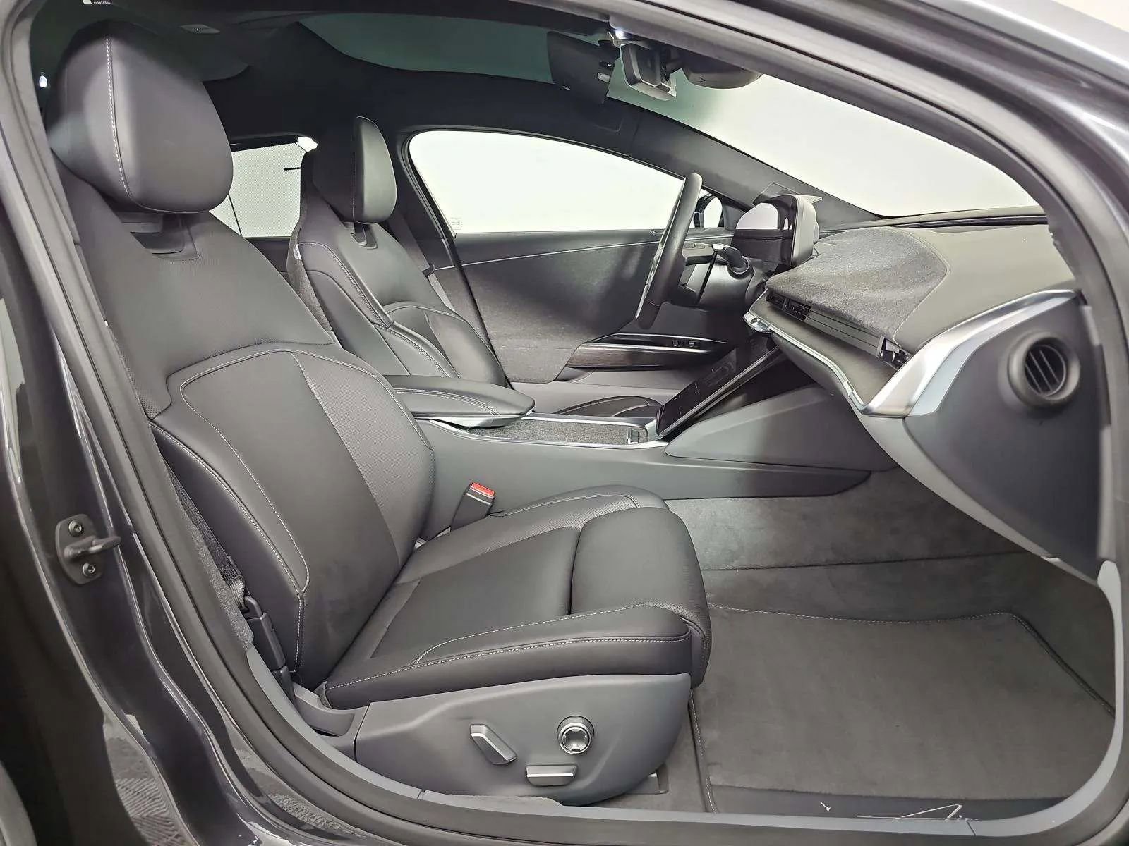 Used 2024 Lucid Air Touring AWD/4WD image 7
