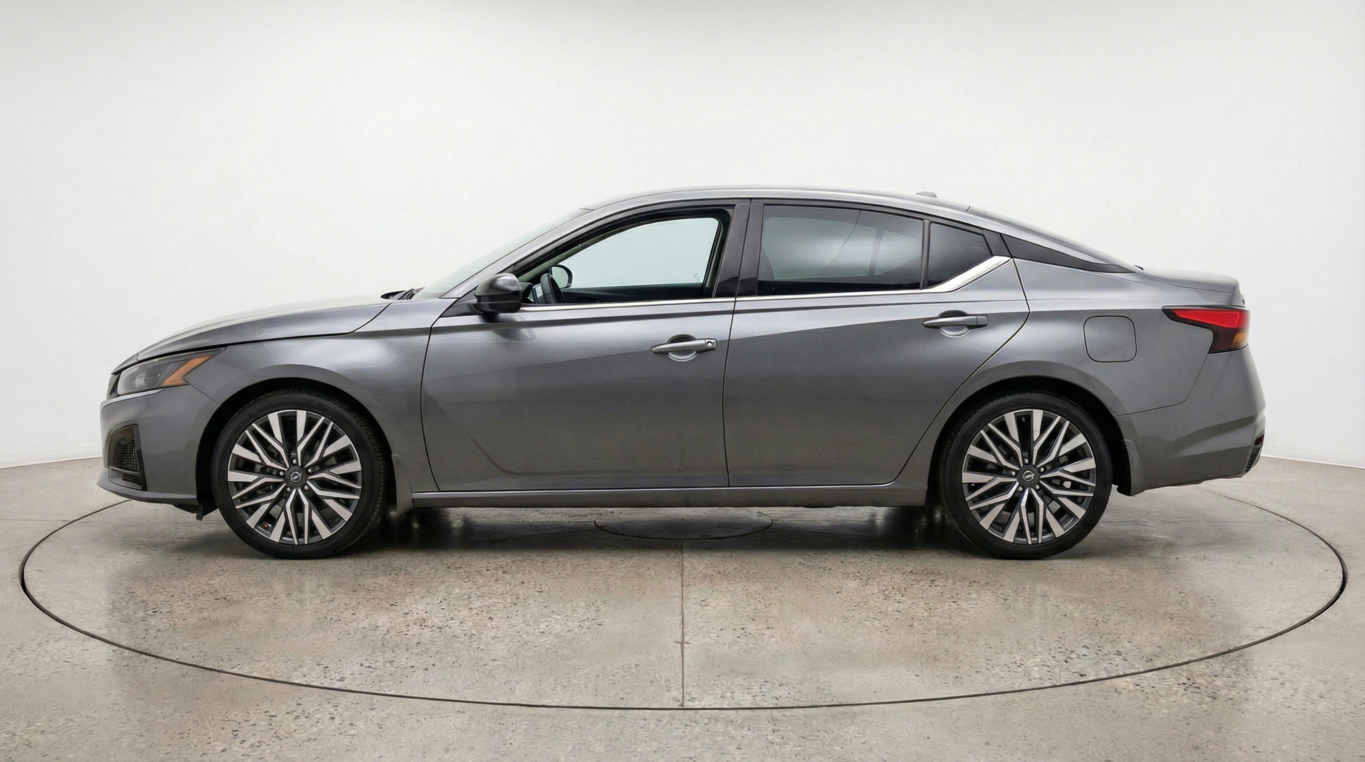 Used 2025 Nissan Altima 2.5 SV image 5