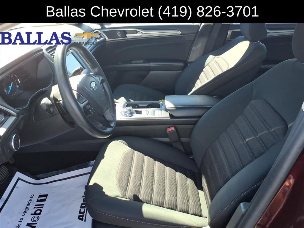 Used 2018 Ford Fusion SE w/ Fusion SE Technology Package image 2