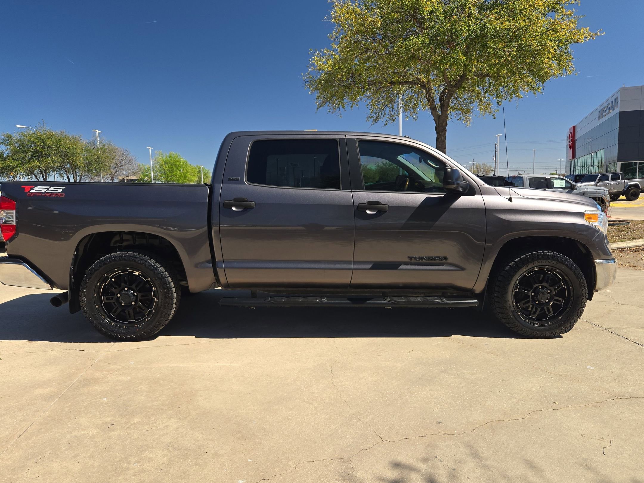 Used 2017 Toyota Tundra SR5 image 2