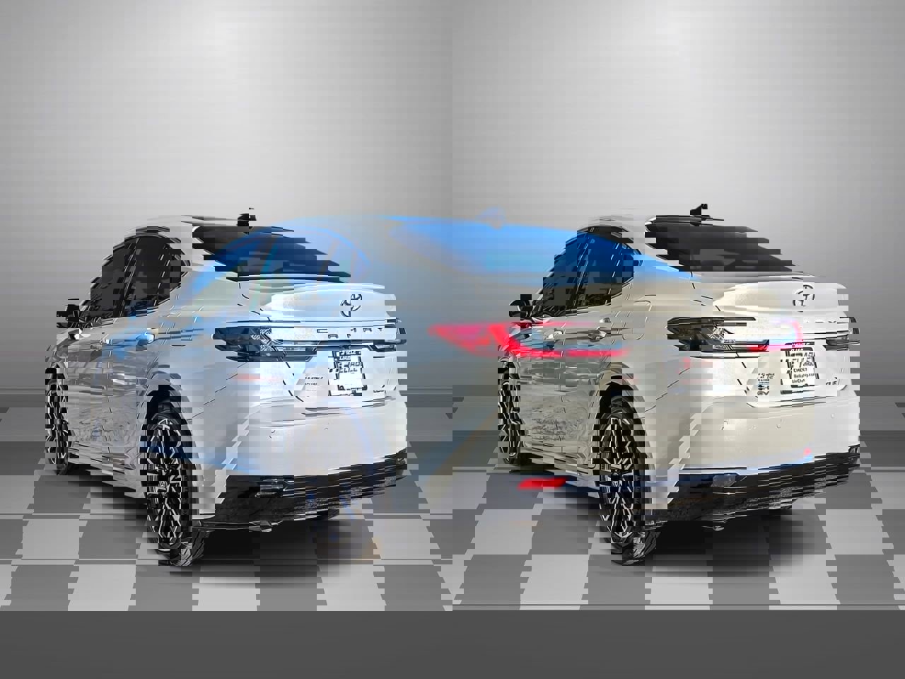 Used 2025 Toyota Camry XLE w/ Premium Plus Package image 4