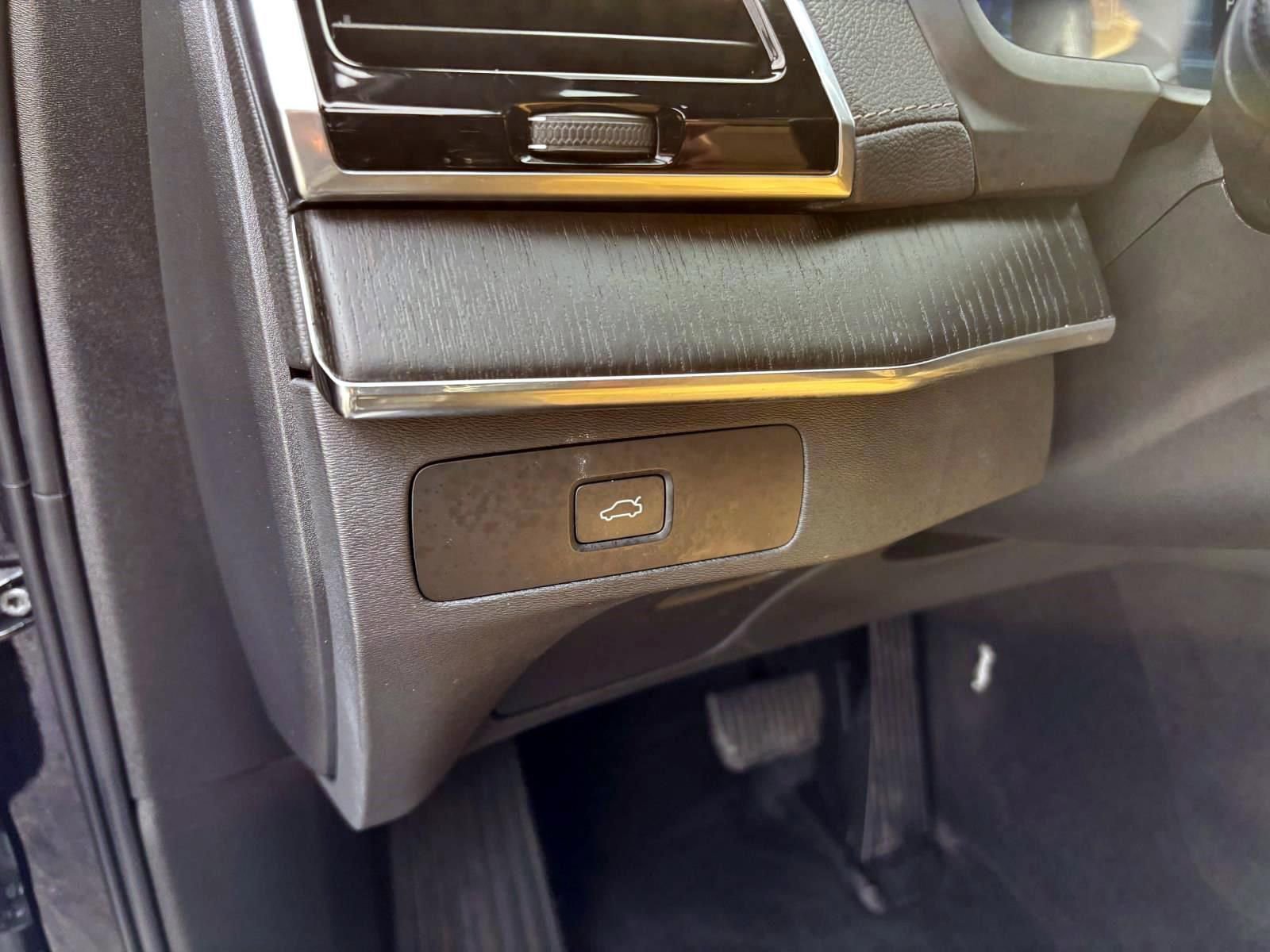 Used 2023 Volvo XC90 B6 Ultimate w/ Protection Package Premier image 15