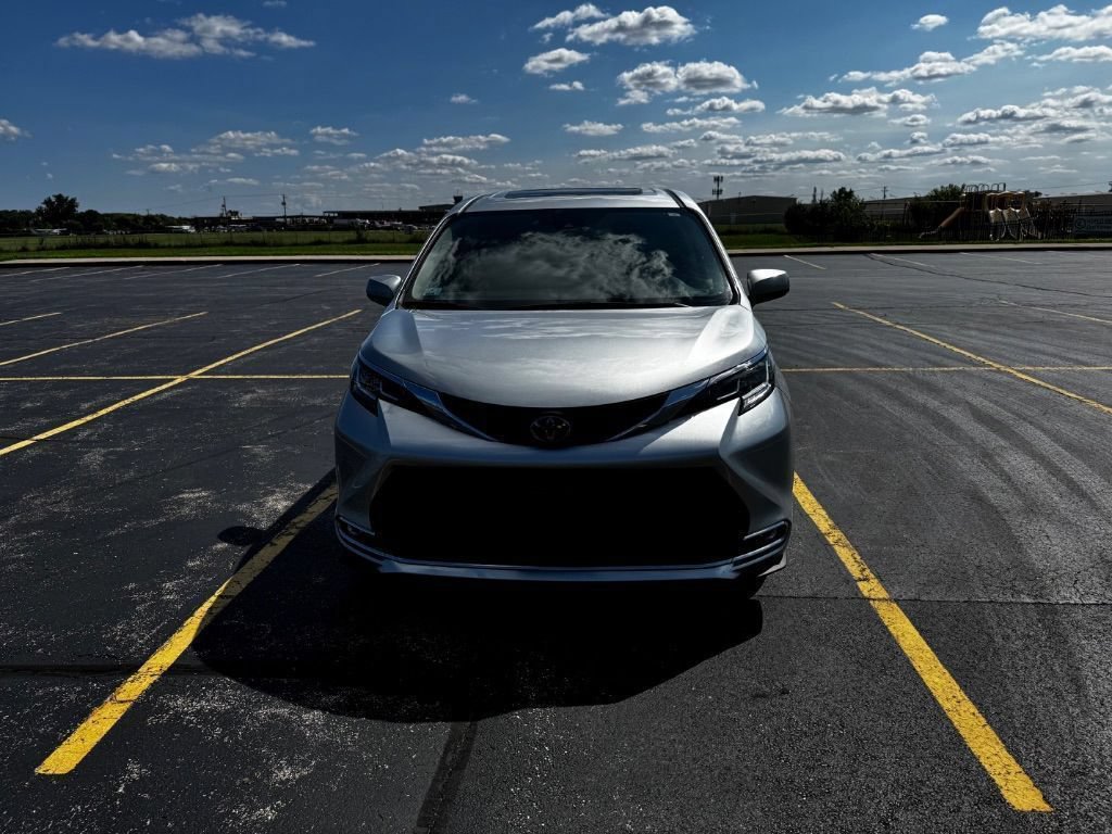 Used 2023 Toyota Sienna XLE AWD/4WD image 2