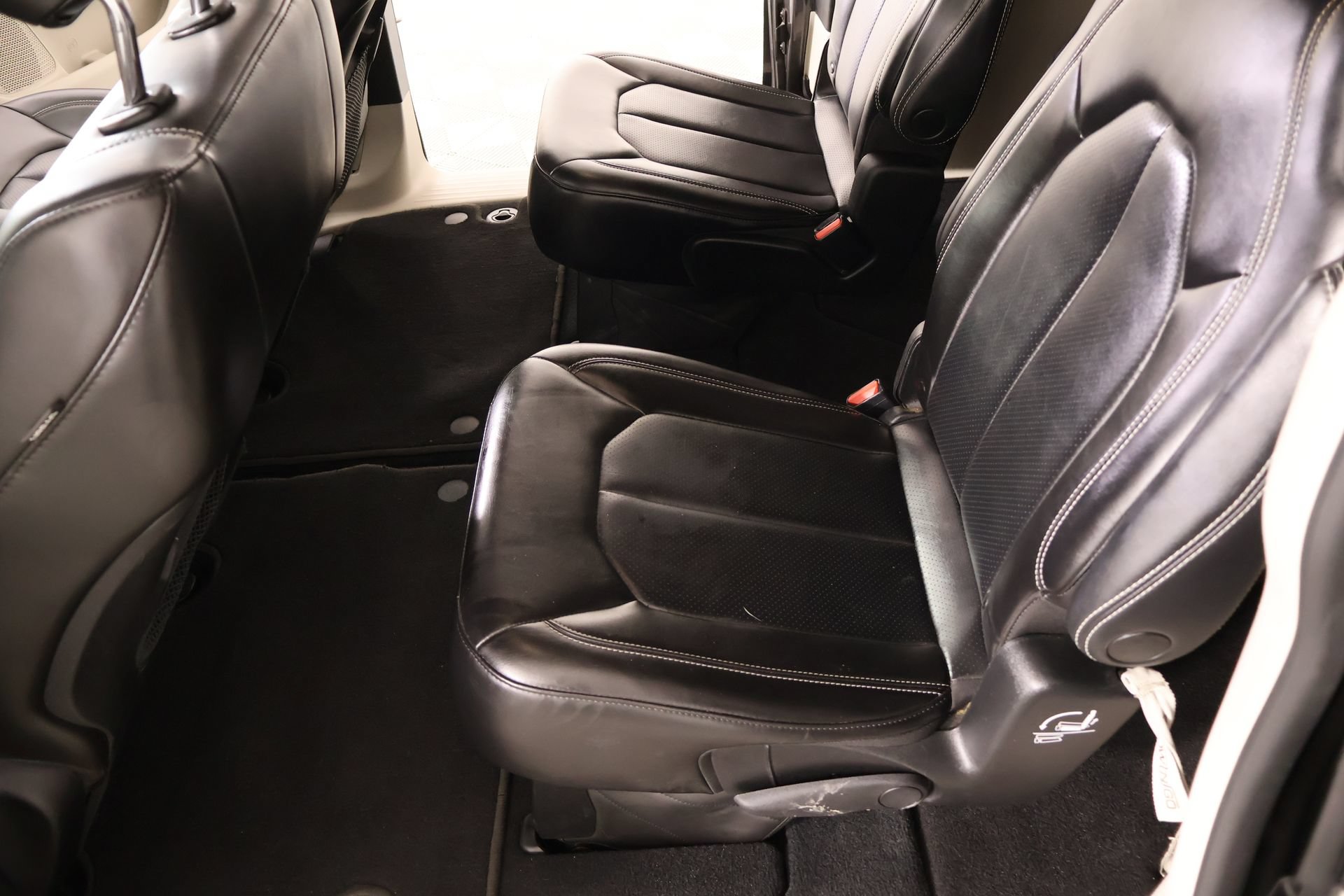 Used 2023 Chrysler Pacifica Touring-L FWD image 11