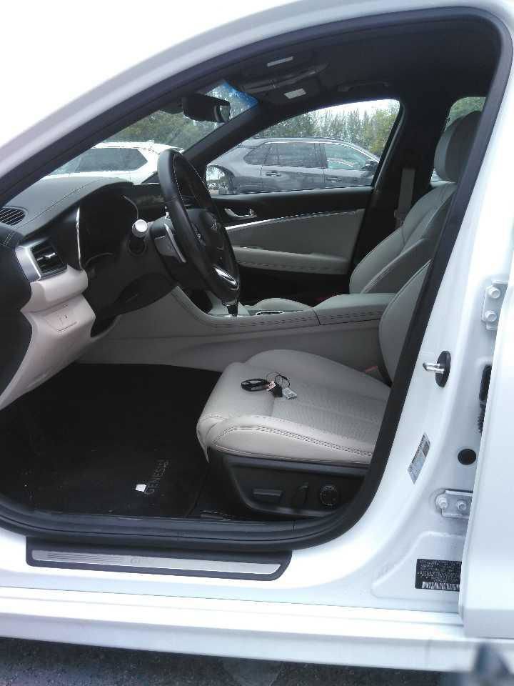 Used 2025 Genesis G70 2.5T image 9