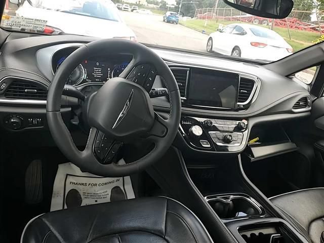Used 2025 Chrysler Pacifica Limited FWD image 7