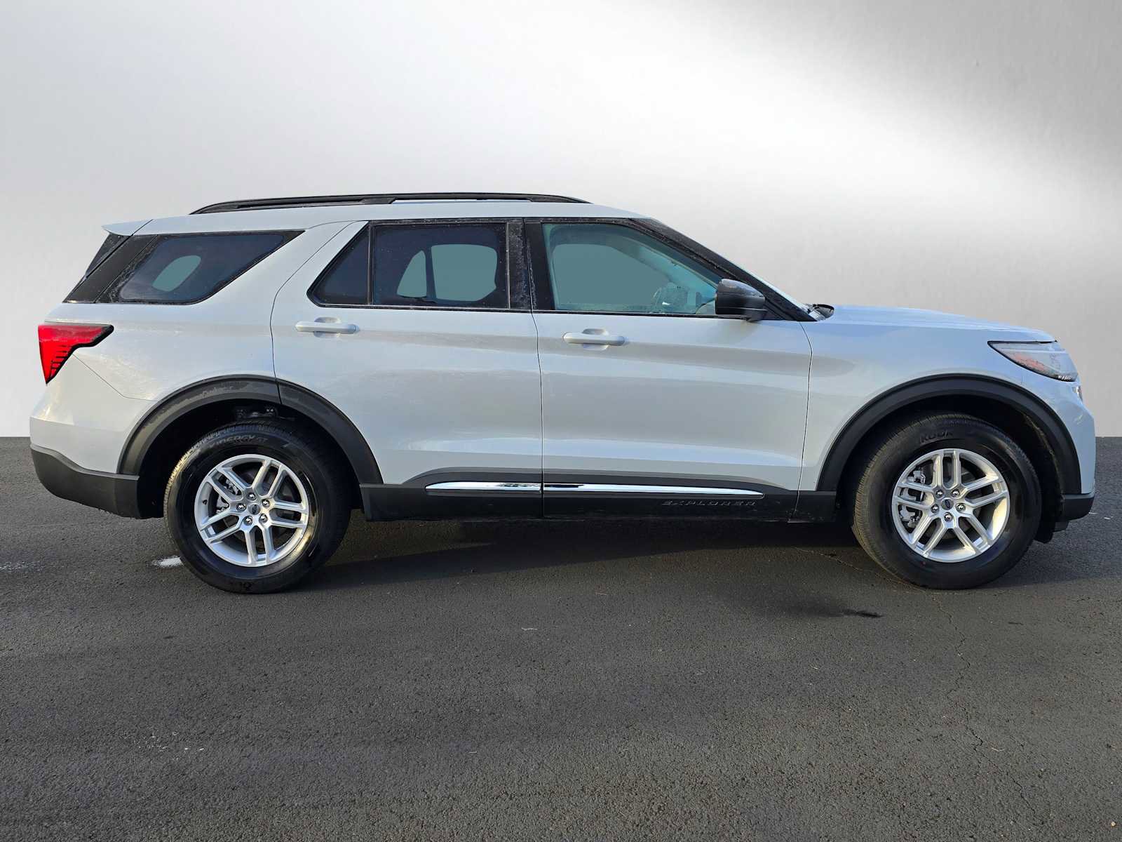 Used 2025 Ford Explorer Active image 2
