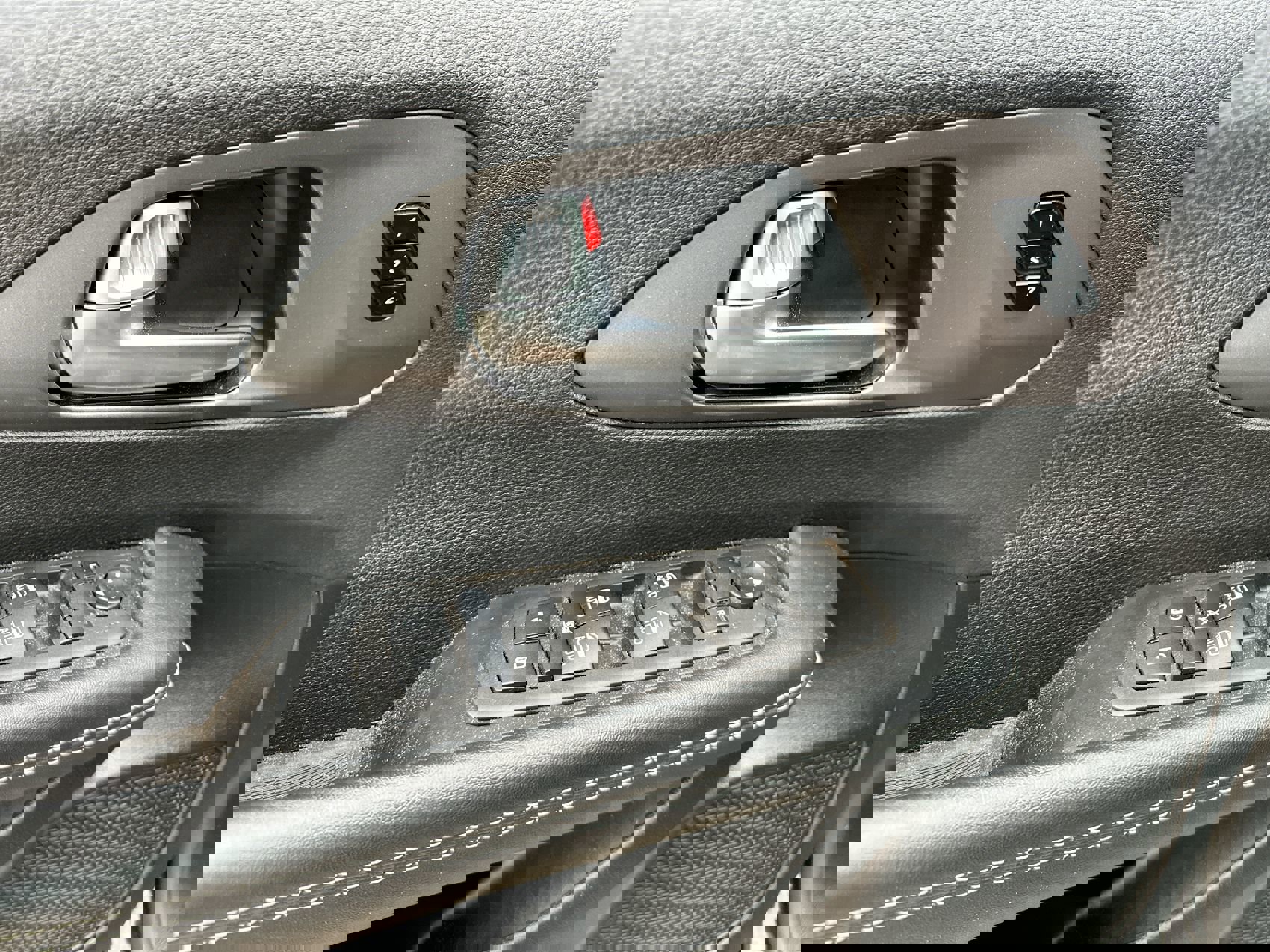 Used 2025 Chrysler Pacifica Select image 13