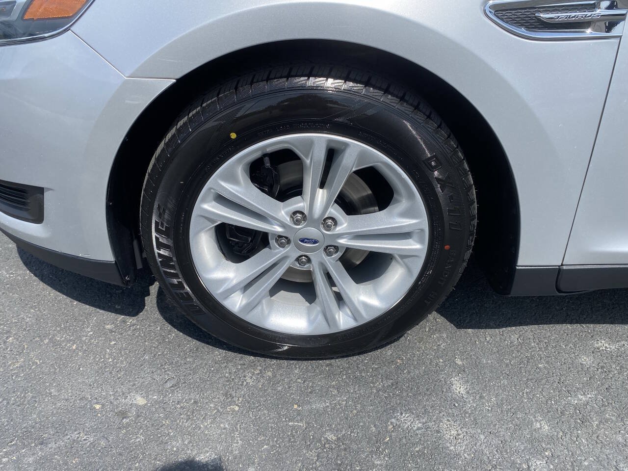 Used 2017 Ford Taurus SE FWD image 9