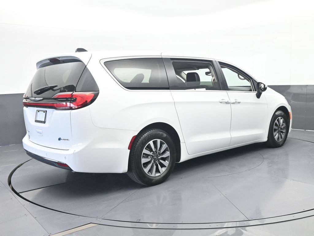 Used 2023 Chrysler Pacifica Touring-L FWD image 6